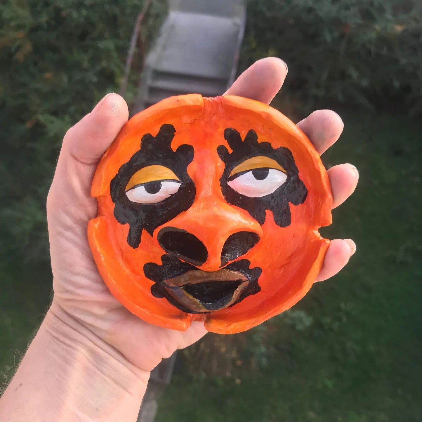 🏆Ashtray Face with Large Nostrils